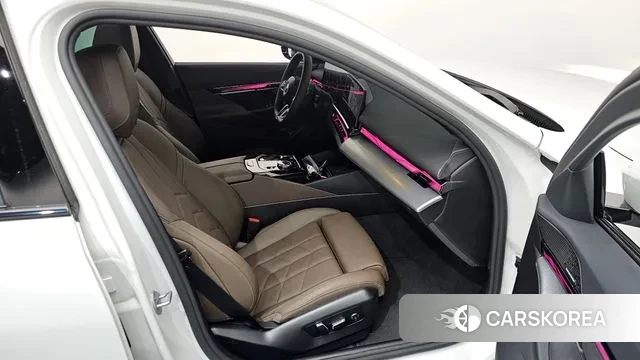 BMW 5 Series (G60) 2025 Белый из Кореи, фото 2