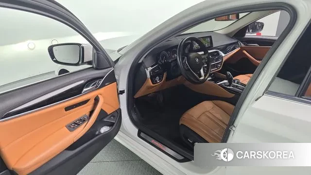 BMW 5 Series (G30) 2018 Белый из Кореи, фото 2