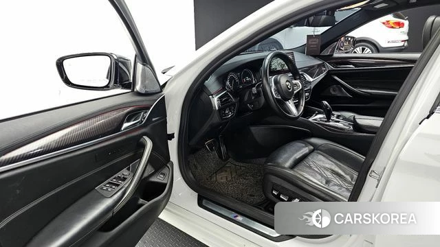 BMW 5 Series (G30) 2018 Белый из Кореи, фото 2