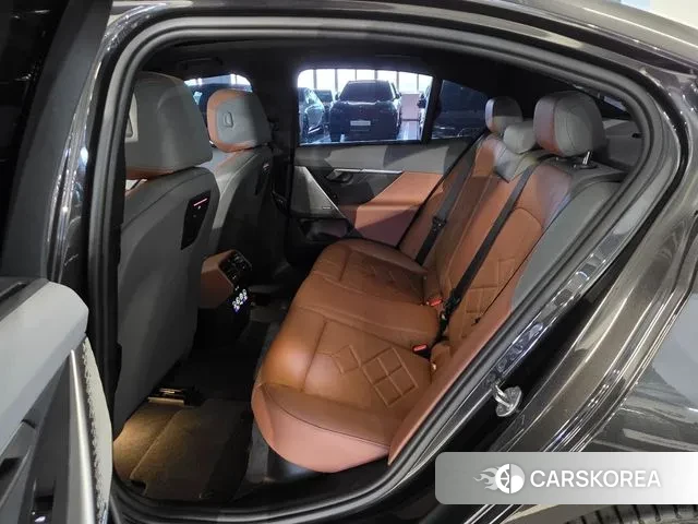 BMW 5 Series (G60) 2024 Цвет тростника из Кореи, фото 2