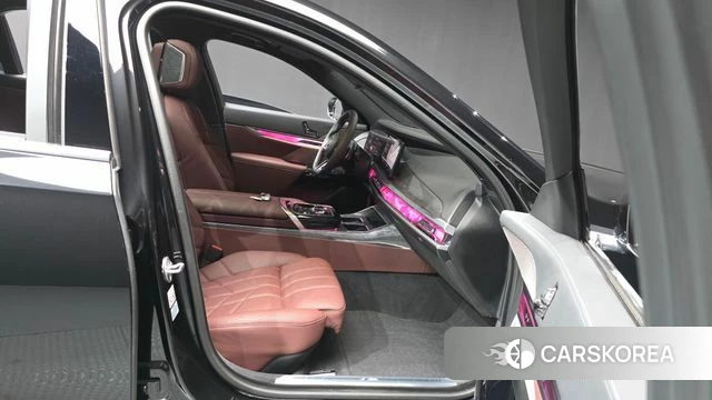 BMW 7 Series (G70) 2024 Черный из Кореи, фото 2
