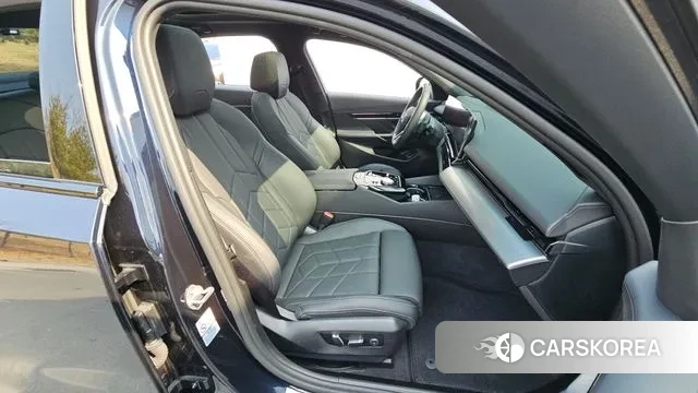 BMW 5 Series (G60) 2024 Черный из Кореи, фото 2