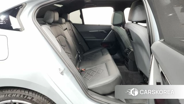 BMW 5 Series (G60) 2024 Светло-серебряный цвет из Кореи, фото 2