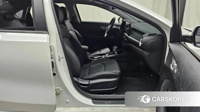 Kia The New K3 2nd generation 2022 Белый из Кореи, фото 2