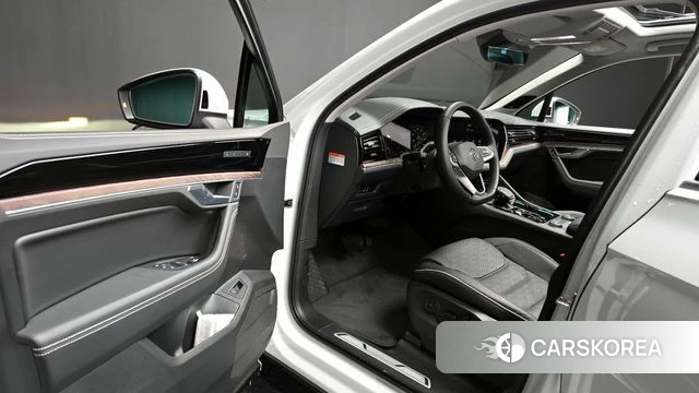 Volkswagen Touareg 3rd generation 2025 Белый из Кореи, фото 2