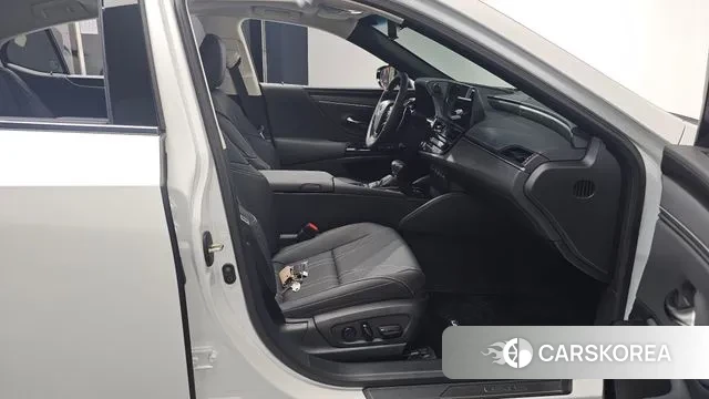 Lexus ES300h 7th generation 2025 Белый из Кореи, фото 2