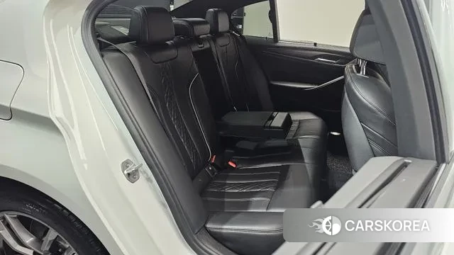 BMW 5 Series (G30) 2018 Белый из Кореи, фото 2