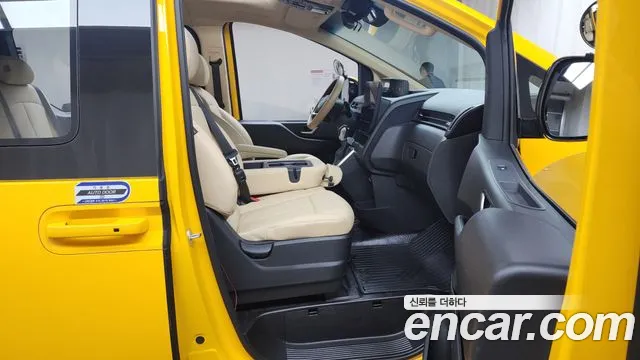 Hyundai Staria 2023 Желтый из Кореи, фото 2