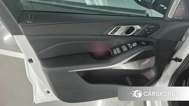 BMW X7 (G07) 2023 Белый из Кореи, фото 2