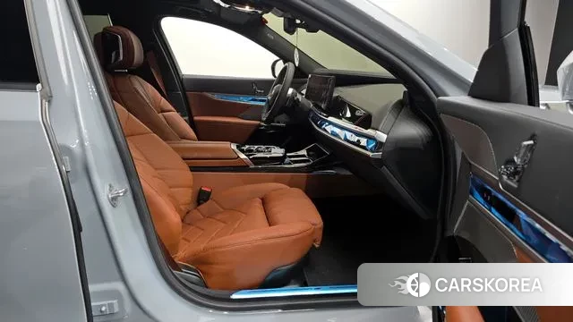 BMW 7 Series (G70) 2025 Светло-серебряный цвет из Кореи, фото 2