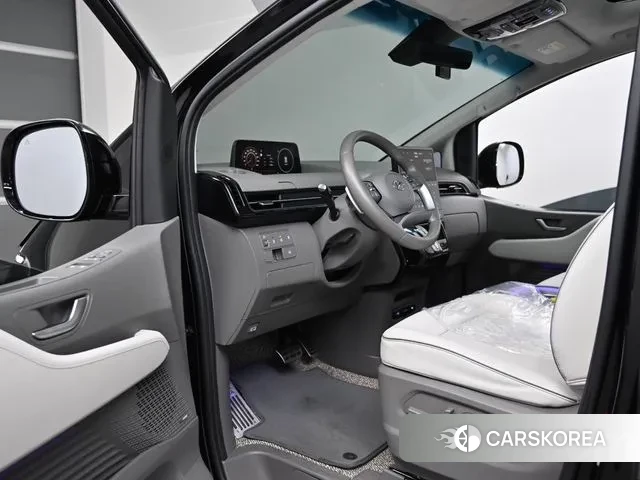 Hyundai Staria 2023 Черный из Кореи, фото 2