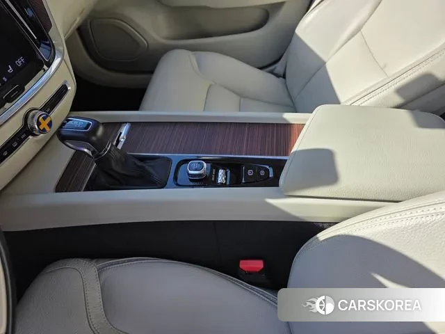 Volvo V60 Cross-Country 2nd Generation 2020 Красный из Кореи, фото 2