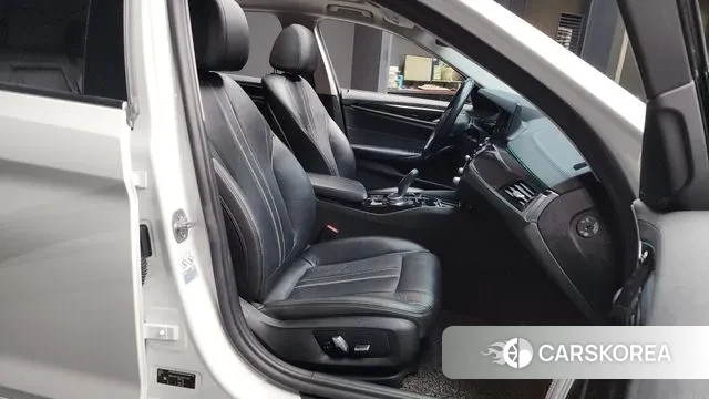 BMW 5 Series (G30) 2018 Белый из Кореи, фото 2