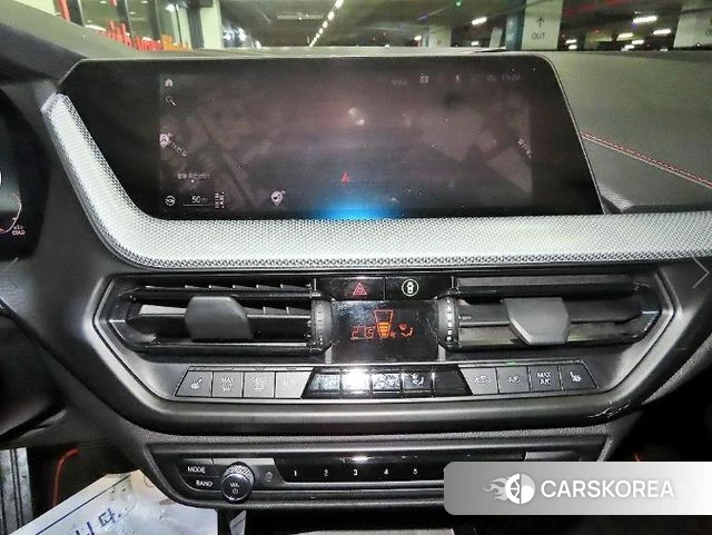 BMW 1 Series (F40) 2020 Черный из Кореи, фото 2