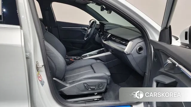 Audi A3 (8Y) 2023 Белый из Кореи, фото 2