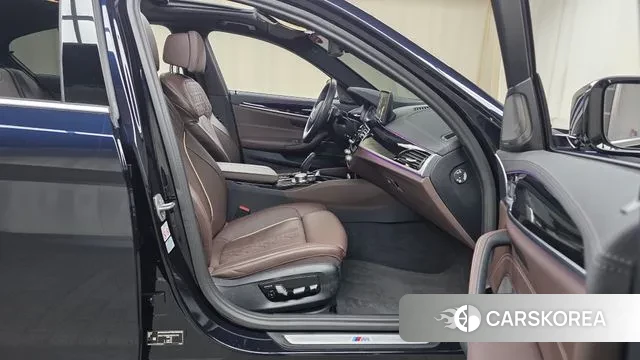 BMW 5 Series (G30) 2023 Черный из Кореи, фото 2