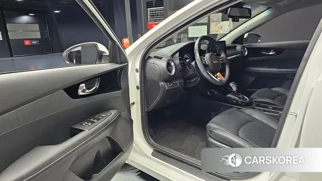 Kia The New K3 2nd generation 2021 Белый из Кореи, фото 2