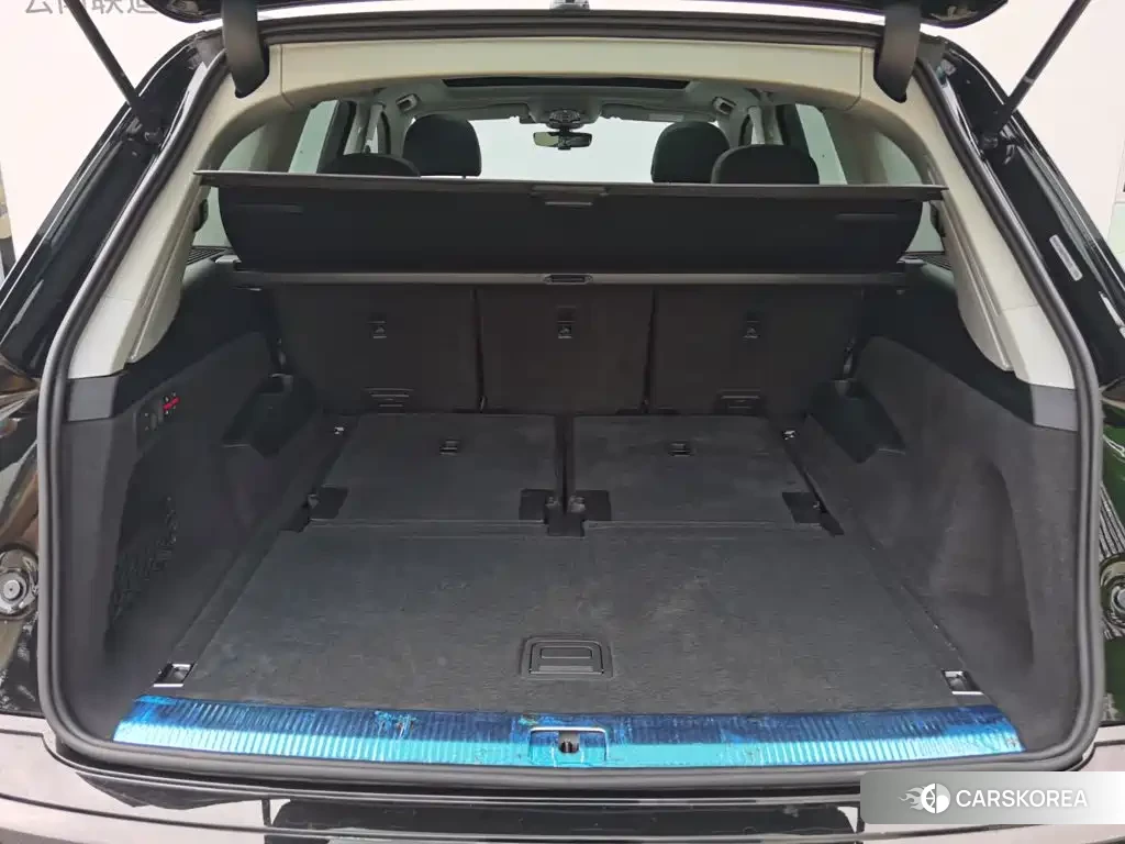 Audi Q7 2023 Черный из Китая, фото 2