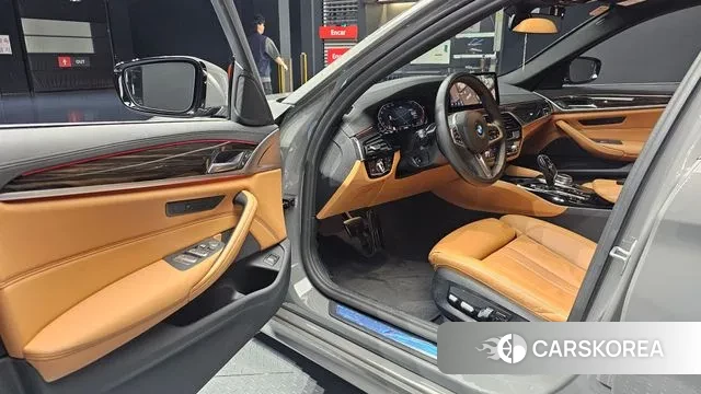 BMW 5 Series (G30) 2021 Серебряный из Кореи, фото 2