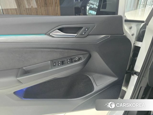 Volkswagen Golf 8th Generation 2023 Белый из Кореи, фото 2