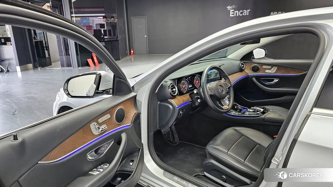 Mercedes-Benz E-Class W213 2018 Серебряный из Кореи, фото 2