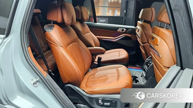 BMW X7 (G07) 2023 Светло-серебряный цвет из Кореи, фото 2