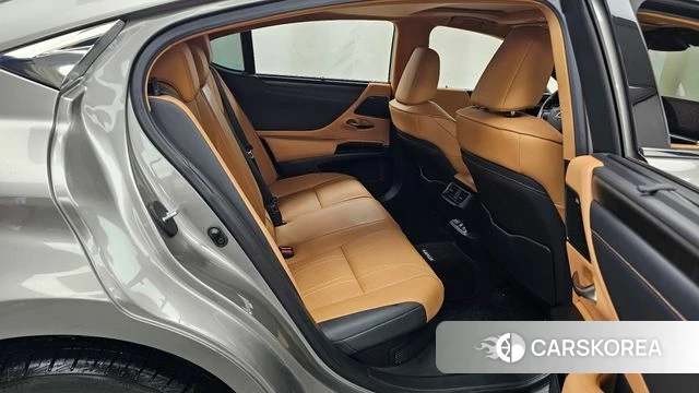 Lexus ES300h 7th generation 2021 Серебряный из Кореи, фото 2