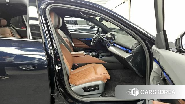 BMW 5 Series (G60) 2025 Синий из Кореи, фото 2