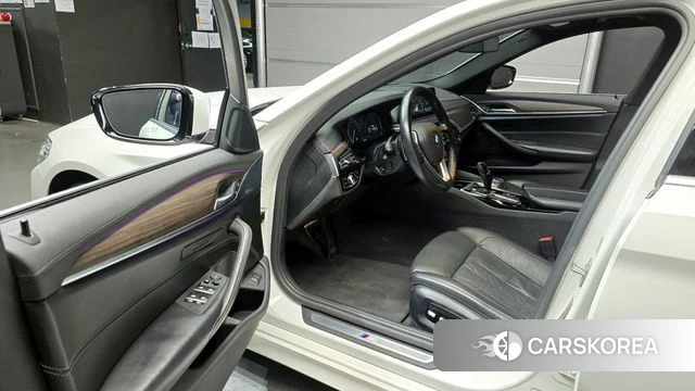 BMW 5 Series (G30) 2018 Белый из Кореи, фото 2