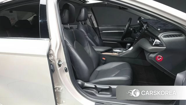 Toyota Camry (XV70) 2018 Серебряный из Кореи, фото 2