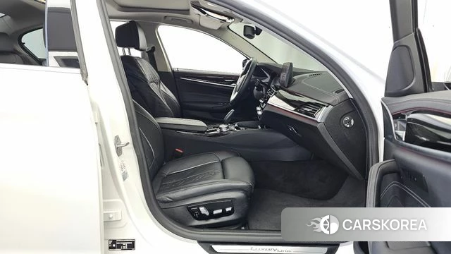 BMW 5 Series (G30) 2022 Белый из Кореи, фото 2