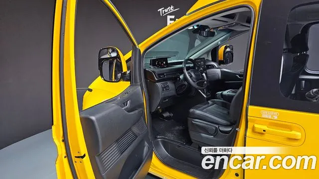 Hyundai Staria 2023 Желтый из Кореи, фото 2