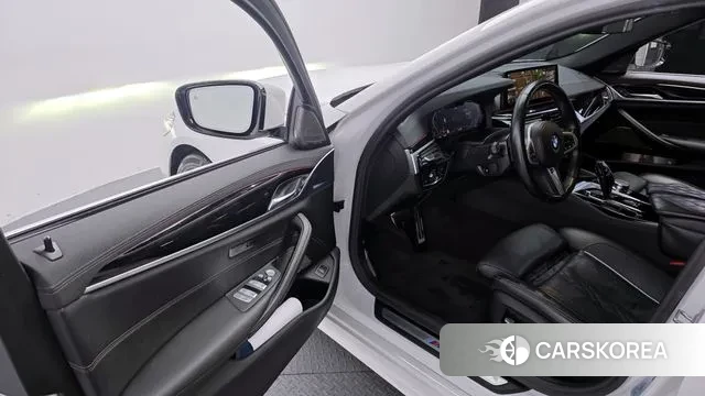 BMW 5 Series (G30) 2022 Белый из Кореи, фото 2