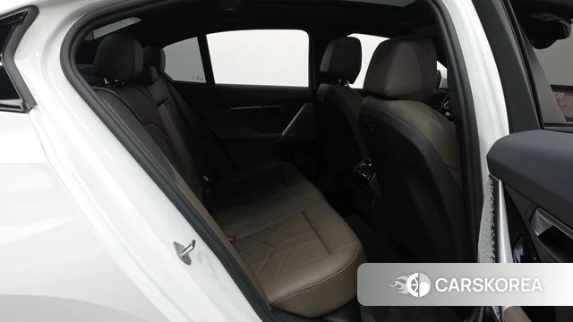 BMW 5 Series (G60) 2025 Белый из Кореи, фото 2