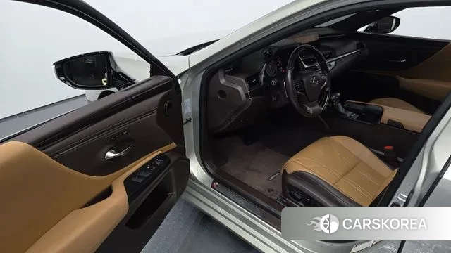 Lexus ES300h 7th generation 2018 Песочный из Кореи, фото 2