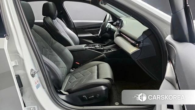 BMW 5 Series (G60) 2024 Белый из Кореи, фото 2