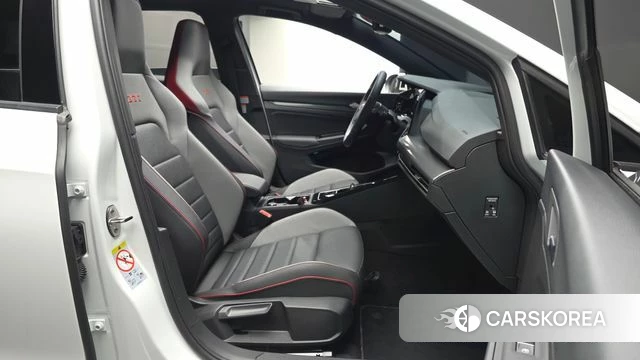 Volkswagen Golf 8th Generation 2024 Белый из Кореи, фото 2