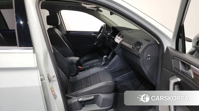 Volkswagen Tiguan Allspace 2023 Белый из Кореи, фото 2