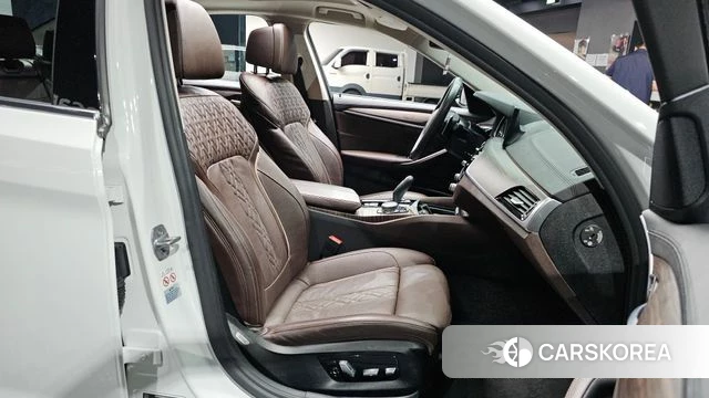 BMW 5 Series (G30) 2018 Белый из Кореи, фото 2