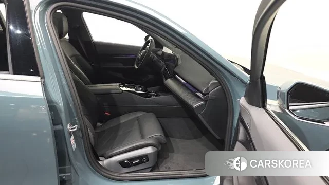 BMW 5 Series (G60) 2024 Небесно-голубой из Кореи, фото 2