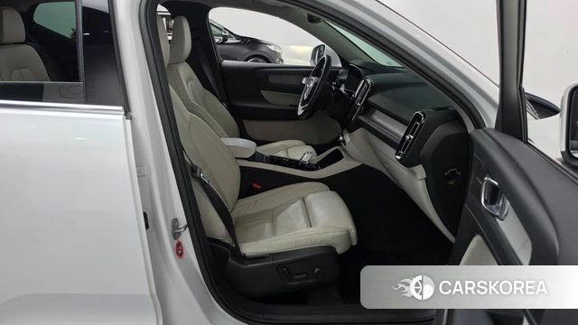 Volvo XC40 2023 Белый из Кореи, фото 2