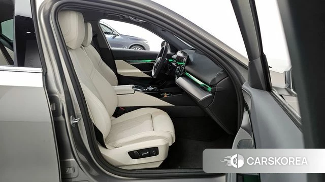 BMW 5 Series (G60) 2025 Светло-серебряный цвет из Кореи, фото 2