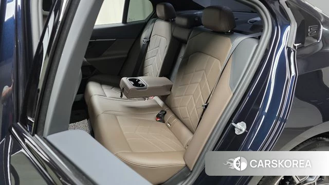 BMW 5 Series (G60) 2025 Черный из Кореи, фото 2