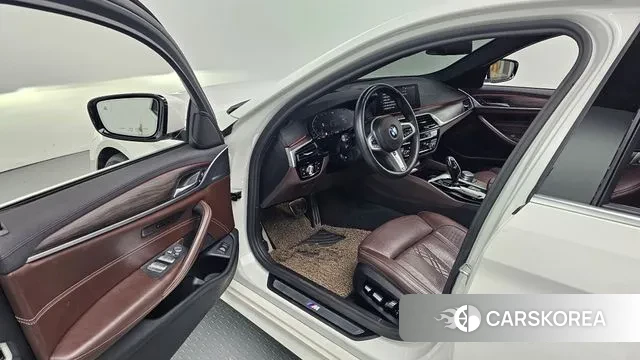 BMW 5 Series (G30) 2020 Белый из Кореи, фото 2