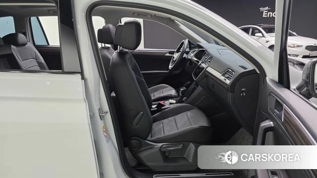 Volkswagen Tiguan Allspace 2022 Белый из Кореи, фото 2