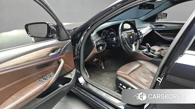 BMW 5 Series (G30) 2018 Черный из Кореи, фото 2