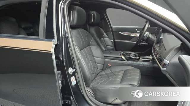 BMW 7 Series (G70) 2023 Черный двухцветный из Кореи, фото 2