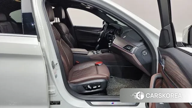 BMW 5 Series (G30) 2018 Белый из Кореи, фото 2