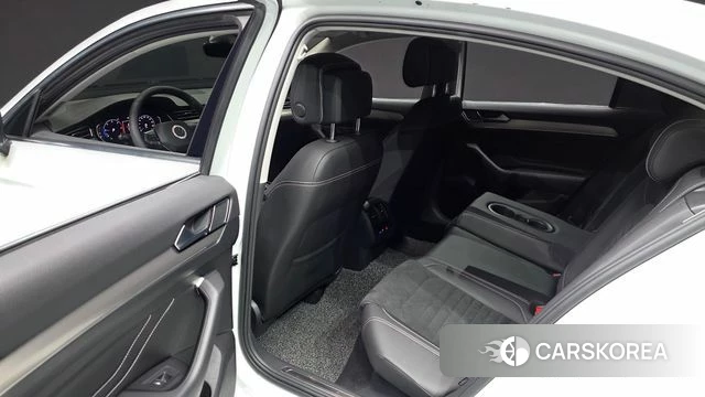 Volkswagen Passat GT (B8) 2021 Белый из Кореи, фото 2