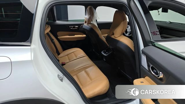 Volvo V60 Cross-Country 2nd Generation 2019 Белый из Кореи, фото 2